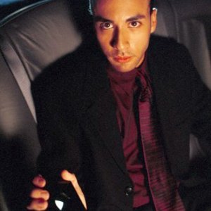 Un'immagine della 'Special Guest Star' Howie Dorough (Alien) nell'episodio 'Destino' della serie Roswell