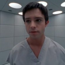 Una ripresa molto da vicino di Max (Jason Behr) nell'episodio 'La stanza bianca' della serie Roswell