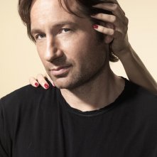 David Duchovny accarezzato da due mani seducenti, per la serie Californication