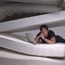 David Duchovny in mezzo ai materassi, in una foto promo per la serie Californication