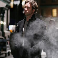 Il protagonista della serie Moonlight, Alex O'Loughlin in una foto promo