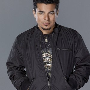 Jacob Vargas in un'immagine promo della prima stagione di Moonlight