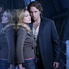 Una foto promo di Sophia Myles e Alex O'Loughlin per la serie tv Moonlight