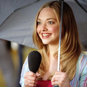 Amanda Seyfried sotto la pioggia, in una scena del film Mean Girls