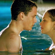 Anton Yelchin E Amanda Seyfried In Una Scena In Piscina Del Film Alpha Dog 123610