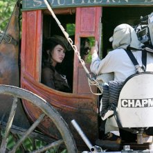 L'attrice Megan Fox in una carrozza   sul set del film Jonah Hex