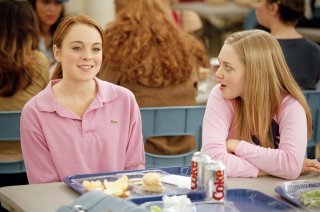 Lindsay Lohan e Amanda Seyfried a pranzo nella mensa scolastica in una scena del film Mean Girls