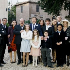 U. Dighero, P. Sassanelli, B. Fazi, L. Banfi, E. Cadeddu, G. Scarpati, M. Cadeddu, D. Giovinazzo, G. Paolino, M. Sikabonyi, M. Vukotic e P. Sermonti in una foto promozionale di Un medico in famiglia