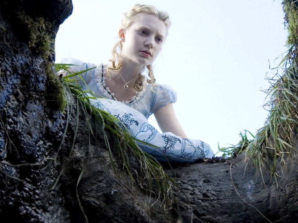 Wallpaper: Mia Wasikowska in una scena del film Alice in Wonderland