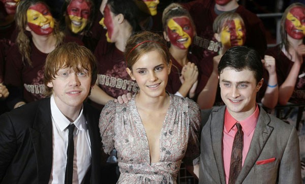 Emma Watson Rupert Grint E Daniel Radcliffe Durante La Premiere Bagnata Di Harry Potter E Il Principe Mezzosangue 123771