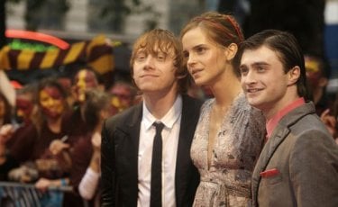 Emma Watson tra Rupert Grint e Daniel Radcliffe durante la premiere londinese di Harry Potter e il Principe Mezzosangue