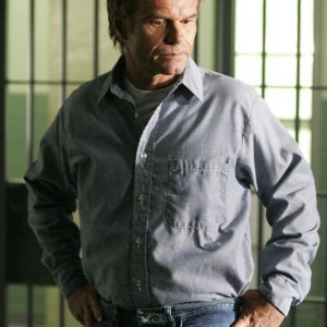Harry Hamlin (Aaron Echolls) in prigione nella puntata 'Verso la luce' di Veronica Mars
