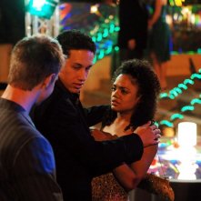 Jason Dohring (Logan) cerca di difendere Tessa Thompson (Jackie) in una scena della puntata 'Visita dal passato' di Veronica Mars