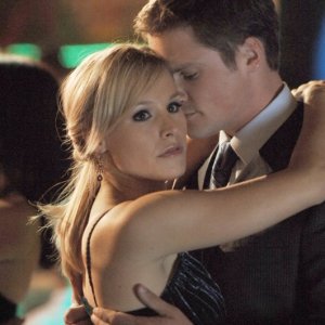 Kristen Bell e Teddy Dunn durante un ballo nella puntata 'Visita dal passato' di Veronica Mars