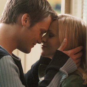 Kristen Bell (Veronica) e Teddy Dunn (Duncan) in una dolce scena della puntata 'Visita dal passato' di Veronica Mars