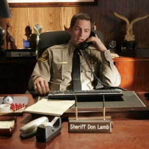 Sceriffo Don Lamb (Michael Muhney) seduto alla sua scrivania nell'episodio 'Il rapimento' di Veronica Mars