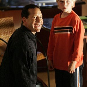 Steve Guttenberg (Woody Goodman) e Ian Brininstool (Rodney Goodman) nella puntata 'Il castigo di un bimbo' di Veronica Mars
