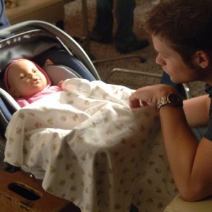 Teddy Dunn (Duncan Kane) mentre accudisce il bambolotto nell'episodio 'Abbandonata' di Veronica Mars