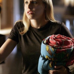 Veronica Mars (Kristen Bell) al pigiama party a casa di Gia Goodman nella puntata 'Il castigo di un bimbo' di Veronica Mars