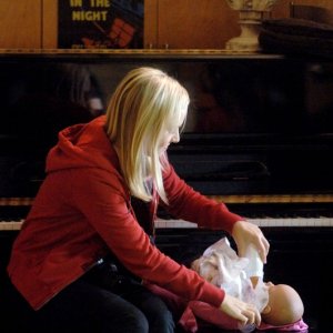 Veronica Mars (Kristen Bell) mentre accudisce il bambolotto in una scena della puntata 'Abbandonata' di Veronica Mars