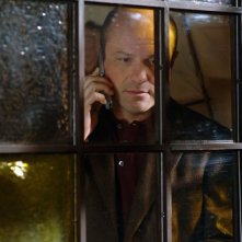 Enrico Colantoni (Keith Mars) dietro la finestra del suo studio nell'episodio 'La sposa in fuga' di Veronica Mars