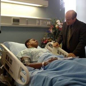 Jeffrey D. Sam e Enrico Colantoni nell'episodio 'Guardarsi alle spalle' di Veronica Mars