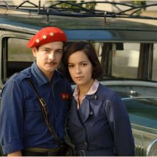 L'attrice Veronica Sanchez accanto a Felix Gomez in una immagine del film Le tredici rose, diretto da Emilio Martínez Lázaro