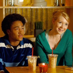 Percy Daggs III e Valorie Curry in una scena dell'episodio 'La sposa in fuga' di Veronica Mars