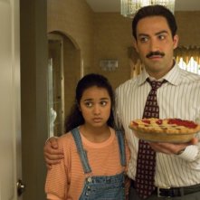 Summer Bishil e Peter Macdissi in una scena di Niente velo per Jasira