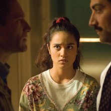 Summer Bishil e Peter Macdissi in una sequenza di Niente velo per Jasira (Towelhead)