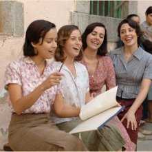 Un momento di spensieratezza per le protagoniste de Le tredici rose