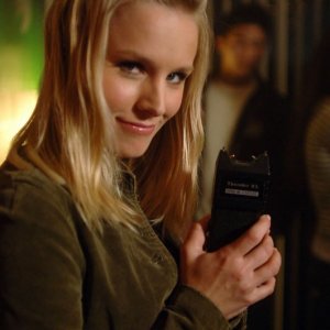 un primo piano di Kristen Bell sul set dell'episodio 'L'amico del college' di Veronica Mars