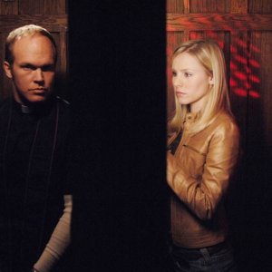 Veronica (Kristen Bell) parla con Padre Patrick (James Joseph O'Neil) nell'episodio 'La svolta' della seconda stagione di Veronica Mars