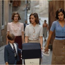 Verónica Sánchez con Marta Etura e Teresa Hurtado de Ory in una scena del film Le tredici rose