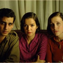 Verónica Sánchez con Gabriella Pession in una scena del film Le tredici rose