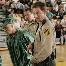 Weevil (Francis Capra) viene arrestato da Lamb (Michael Muhney) nell'episodio 'Nessuna foto' di Veronica Mars