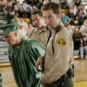 Weevil (Francis Capra) viene arrestato da Lamb (Michael Muhney) nell'episodio 'Nessuna foto' di Veronica Mars