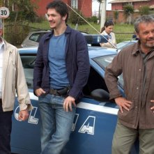 Antonio Catania, Gabriele Mainetti e Claudio Amendola in una scena della serie tv Tutti per Bruno