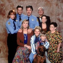 Una foto promo del cast de La Famiglia Brock, con Holly Marie Combs e Costas Mandylor