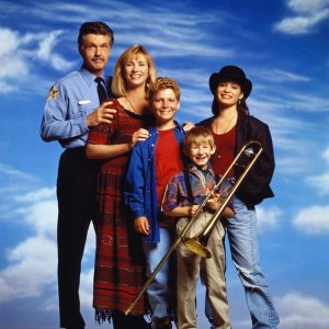 Una foto promo di: Tom Skerritt, Kathy Baker, Holly Marie Combs, Justin Shenkarow e Adam Wylie, La Famiglia Brock