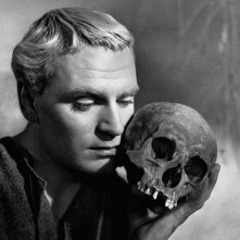 Laurence Olivier in una sequenza di Amleto