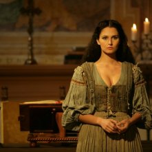 Anna Safroncik in una scena della miniserie Il falco e la colomba