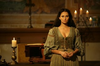 Anna Safroncik in una scena della miniserie Il falco e la colomba