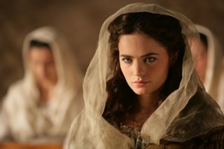 Cosima Coppola in una scena della fiction Mediaset Il falco e la colomba
