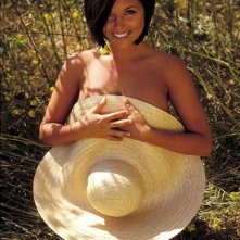 L'attrice Tiffani Amber Thiessen per un sensuale photoshoot in campagna