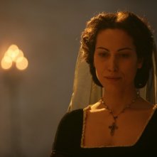 Sabina Began in una scena della fiction Mediaset Il falco e la colomba