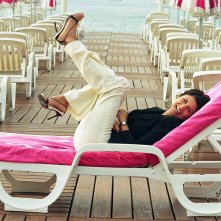 Un wallpaper di Tiffani Amber Thiessen per un servizio fotografico su sdraio