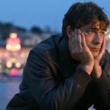 Giovanni Scifoni in una scena della serie Io e mio figlio - Nuove storie per il commissario Vivaldi