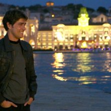 Giovanni Scifoni interpreta Stefano, il poliziotto omosessuale figlio del Commissario Vivaldi, nella serie Io e mio figlio - Nuove storie per il commissario Vivaldi