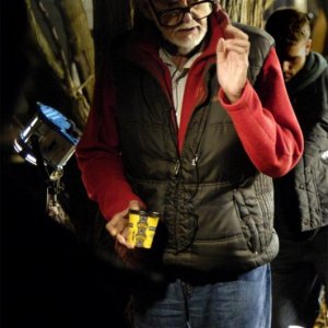Il regista George Romero sul set dell'horror Le cronache dei morti viventi